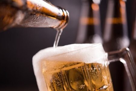 Saiba qual é a cerveja mais falsificada do Brasil, segundo levantamento
