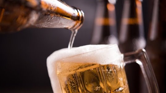 Saiba qual é a cerveja mais falsificada do Brasil, segundo levantamento